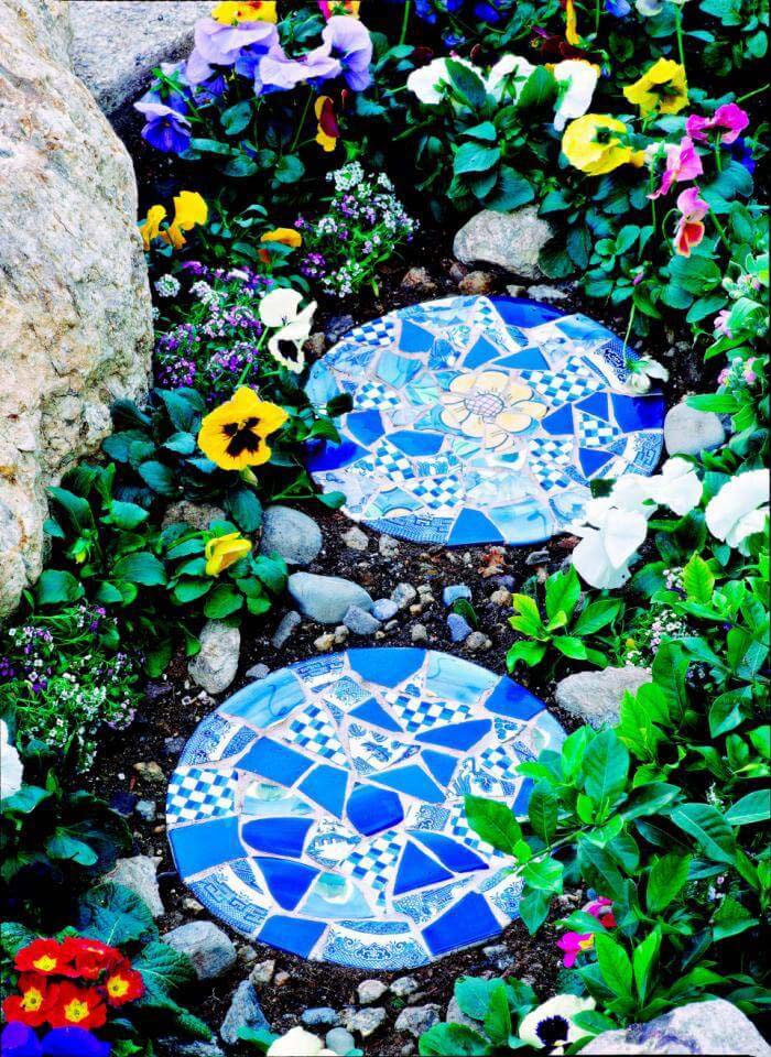 Easy DIY Garden Stepping Stones #diy #garden #mosaic #backyard #decorhomeideas
