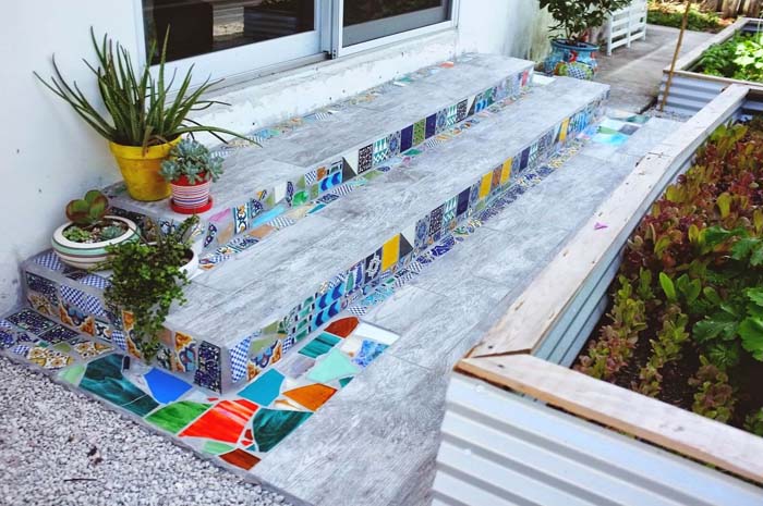 Easy DIY Mosaic Step Decorations #diy #garden #mosaic #backyard #decorhomeideas