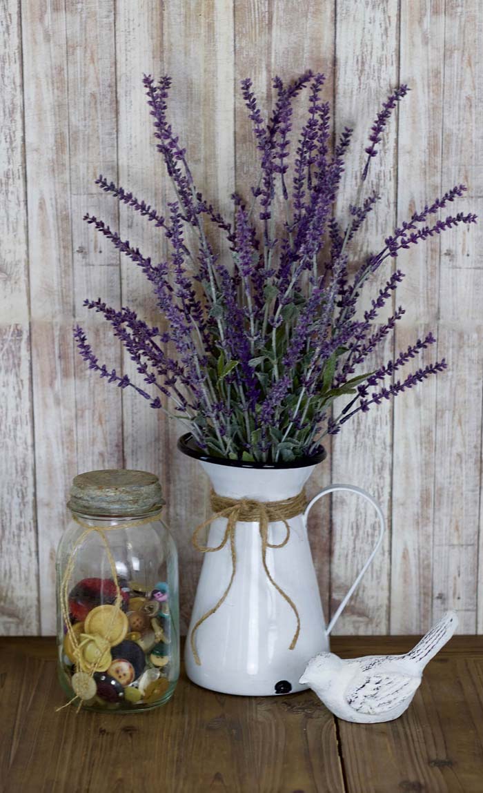 Farmhouse Style Pitcher with Lavender #diy #rustic #summer #decorations #decorhomeideas