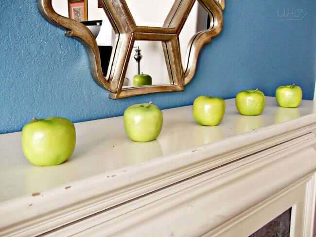 Green Apple Simple Summer Mantle Decor #diy #rustic #summer #decorations #decorhomeideas