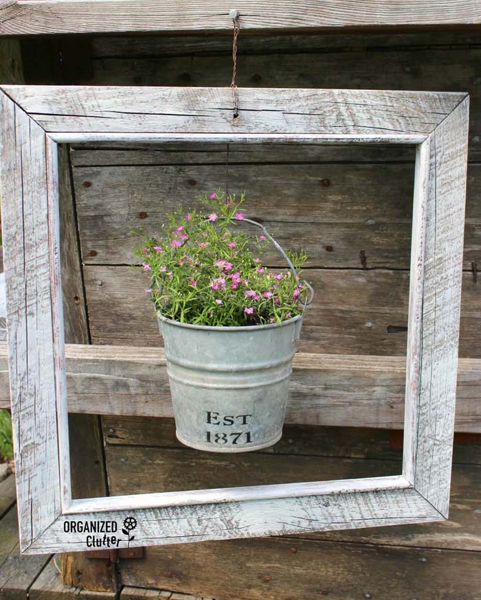 Highlight a Pot with a Distressed Frame #diy #porch #patio #projects #colorful #decorhomeideas