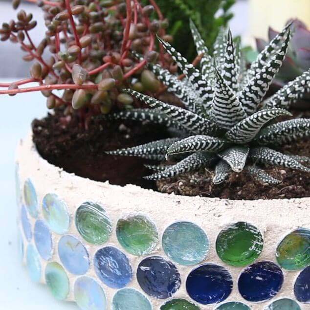 Make Your Own Mosaic Planter #diy #garden #mosaic #backyard #decorhomeideas