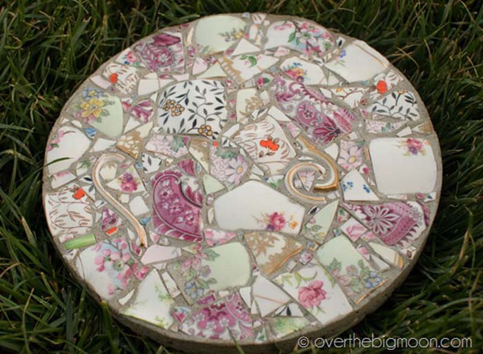 Make Your Own Mosaic Stepping Stones #diy #garden #mosaic #backyard #decorhomeideas