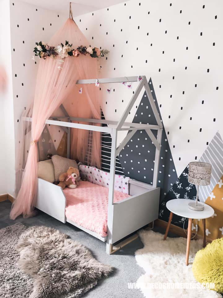 Montesory House Bed With Canopy How To Decorate Girl Room with Montessori method, DIY decorations and furniture, wall murals , play areas and toy storage. #diy #kidsroom #montessori #decor #decorhomeideas