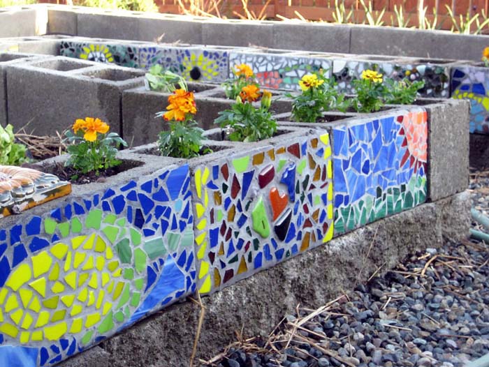 Mosaic Cinder Block Garden Planters #diy #garden #mosaic #backyard #decorhomeideas