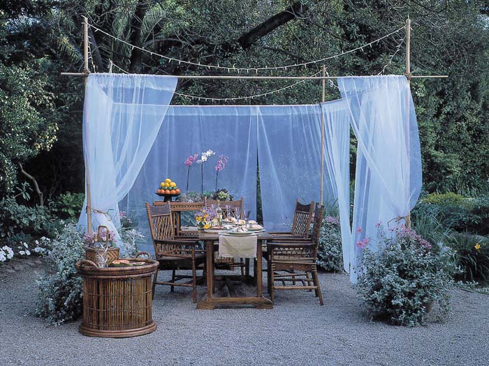 Outdoor Living Space With Sheer Curtain Divider #diy #sunshade #patio #backyard #pergola #decorhomeideas