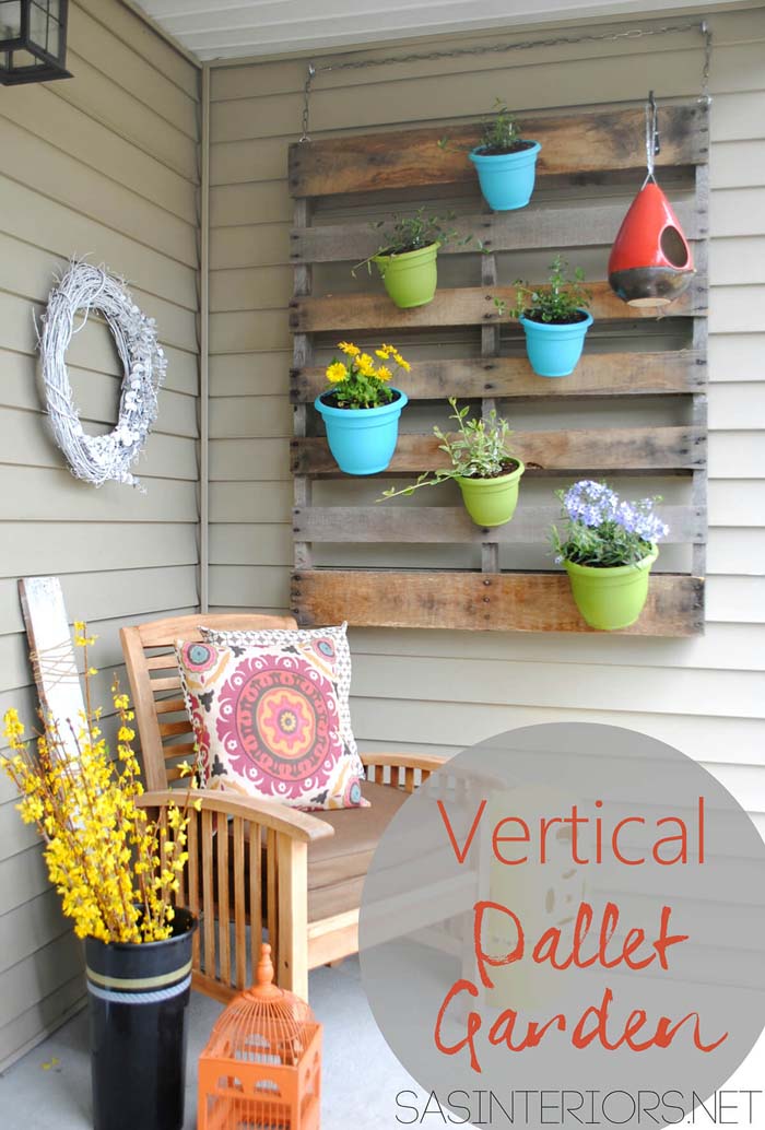 Porch Pallet and Pots Wall Art #diy #porch #patio #projects #colorful #decorhomeideas