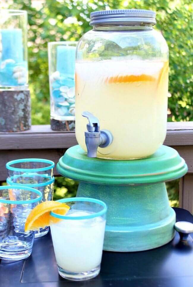 Pot Pedestal and Mason Jar Lemonade Dispenser #diy #porch #patio #projects #colorful #decorhomeideas