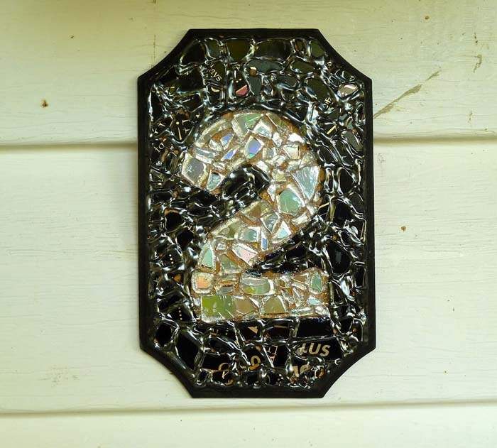 Pretty DIY Mosaic House Number #diy #garden #mosaic #backyard #decorhomeideas