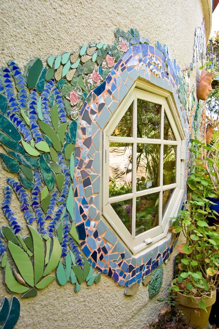 Pretty DIY Outdoor Mosaic Window Frame #diy #garden #mosaic #backyard #decorhomeideas