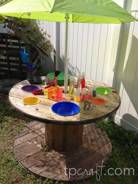 Recycled Cable Spool Umbrella Stand and Table #diy #backyard #garden #projects #decorhomeideas