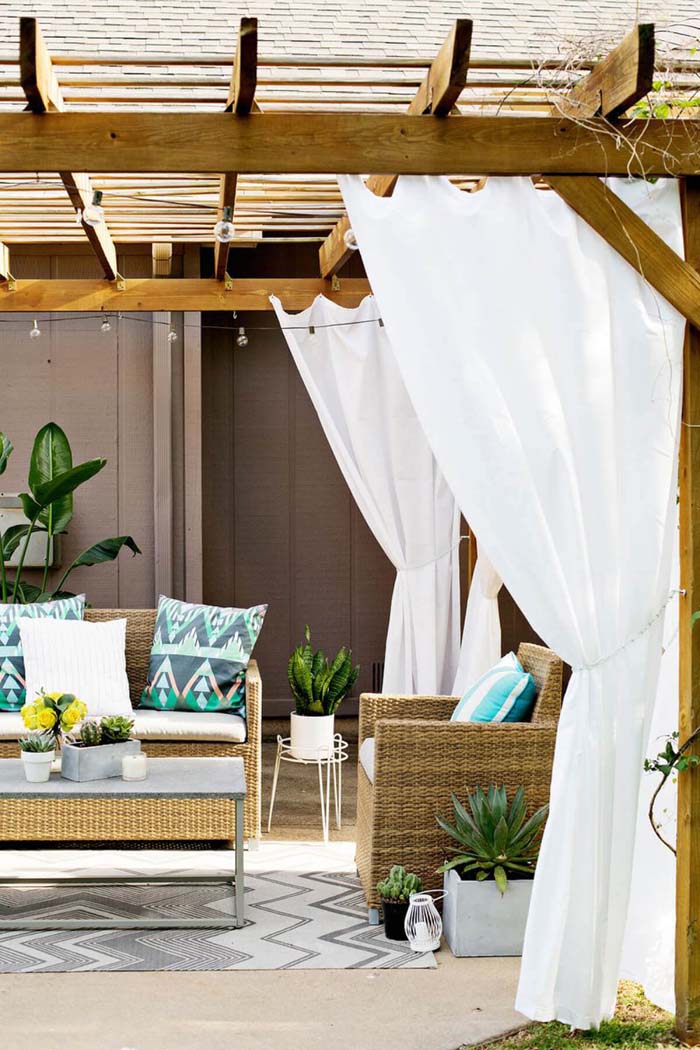 Relaxing Pergola Sitting Space with Shade Curtains #diy #sunshade #patio #backyard #pergola #decorhomeideas