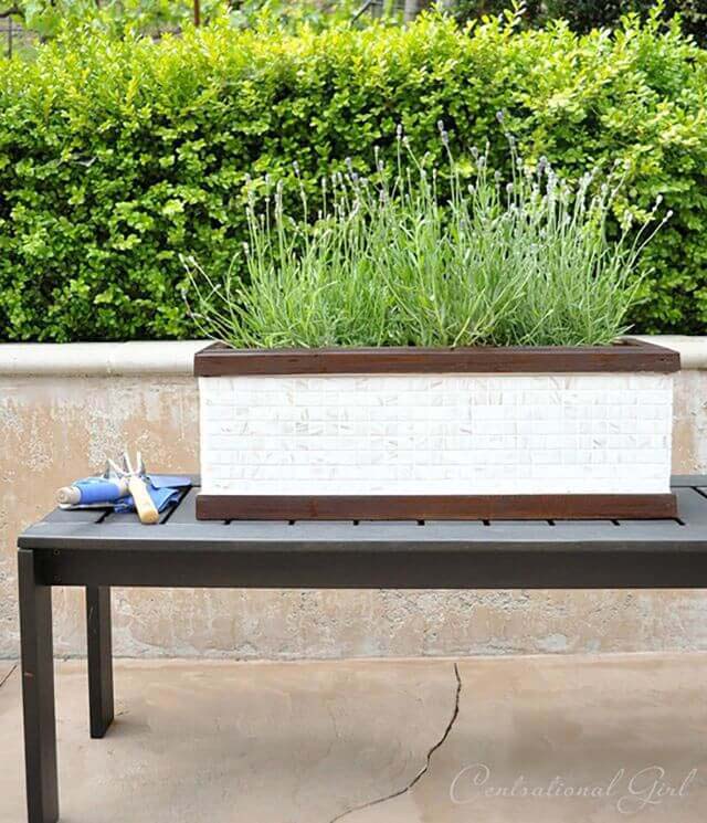 Simple Mosaic Garden Planter Box #diy #garden #mosaic #backyard #decorhomeideas