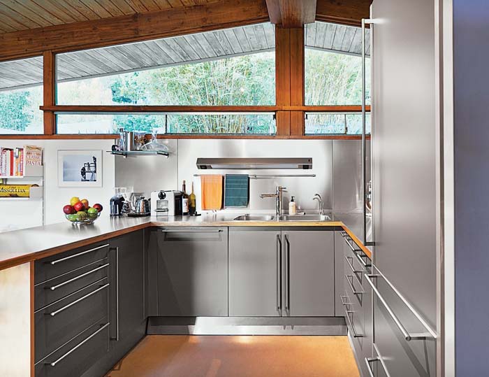 Stylish Kitchen In Stainless Steel And Grey #kitchen #cabinets #metal #steel #decorhomeideas