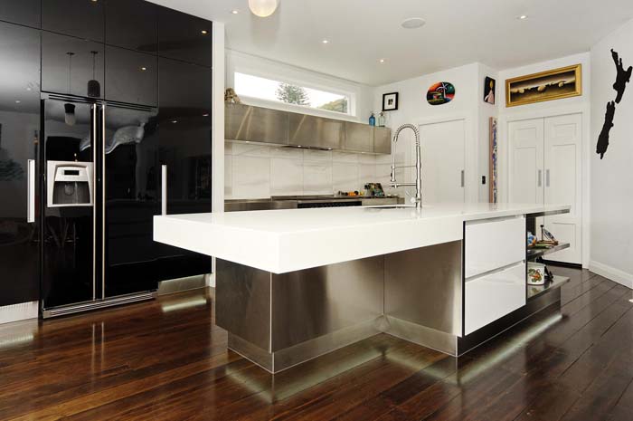 Stylish Combination Between Steel And White Lack #kitchen #cabinets #metal #steel #decorhomeideas