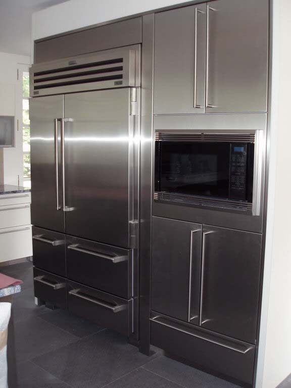 Transitional Finish Of Steel Cabinets To Match The Inox Appliancies #kitchen #cabinets #metal #steel #decorhomeideas