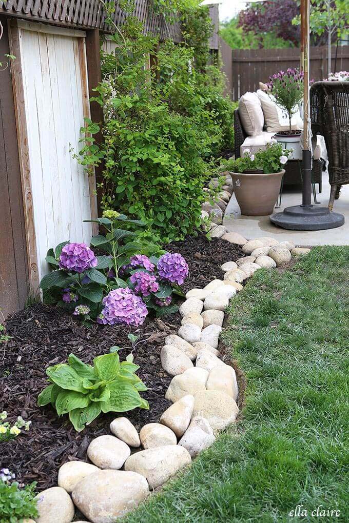 Super Simple Rock Flower Bed #diy #garden #rocks #stones #decorhomeideas