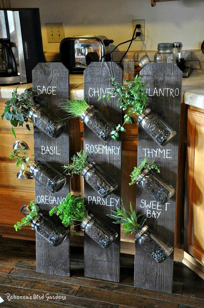 Up-cycled Fence Post Vertical Herb Garden #diy #herbgarden #herbs #garden #ideas #decorhomeideas