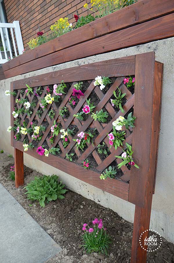 Vertical Planting Wall for Small Yards #diy #backyard #garden #projects #decorhomeideas