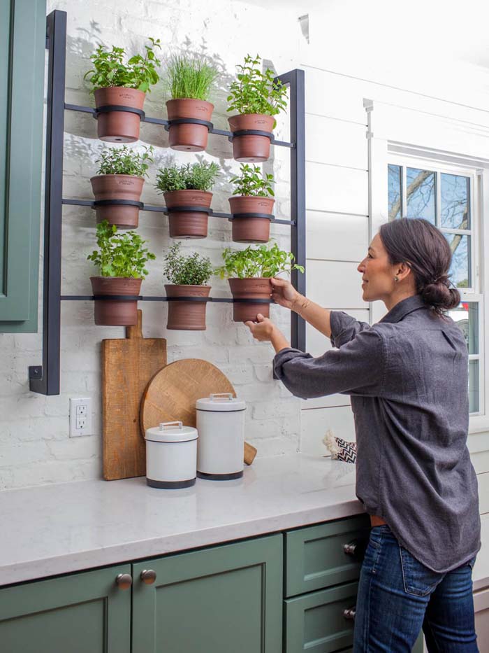 Wall Hanging Potted Herb Garden #diy #herbgarden #herbs #garden #ideas #decorhomeideas