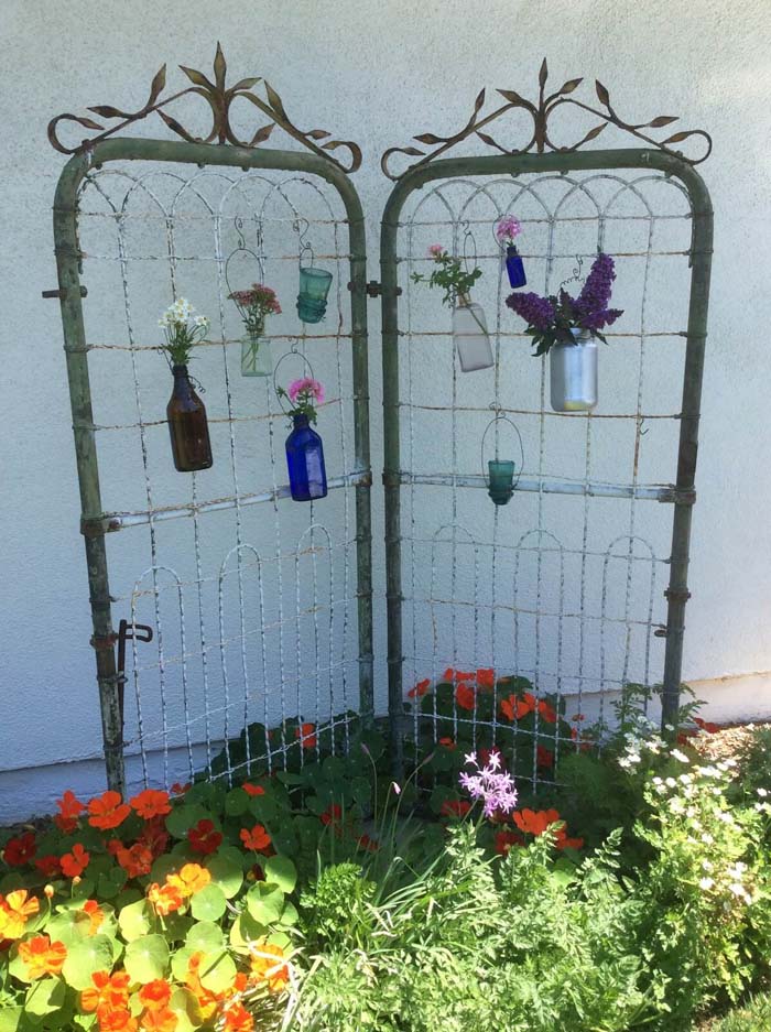 Whimsical Iron Gate with Flower Vases #diy #rustic #summer #decorations #decorhomeideas