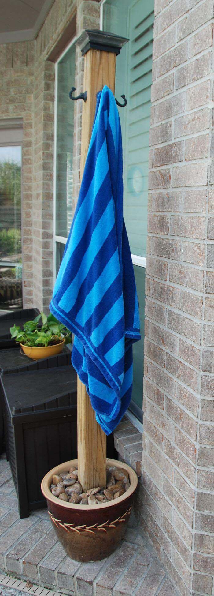 Wooden Poolside Towel Hanging Post #diy #backyard #garden #projects #decorhomeideas