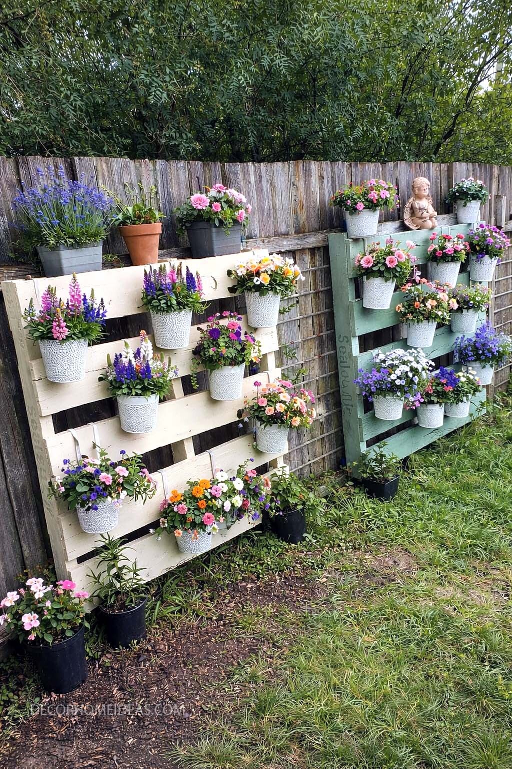 DIY Pallet Flower Wall Ideas for a Beautiful Garden Fence