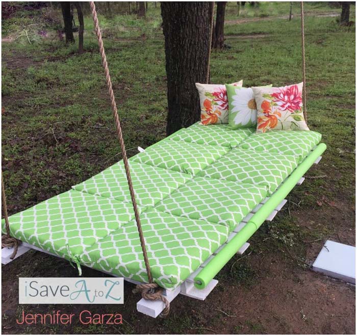 A Dreamy Pallet Swing Perfect for Relaxing #diy #pallet #garden #decorhomeideas