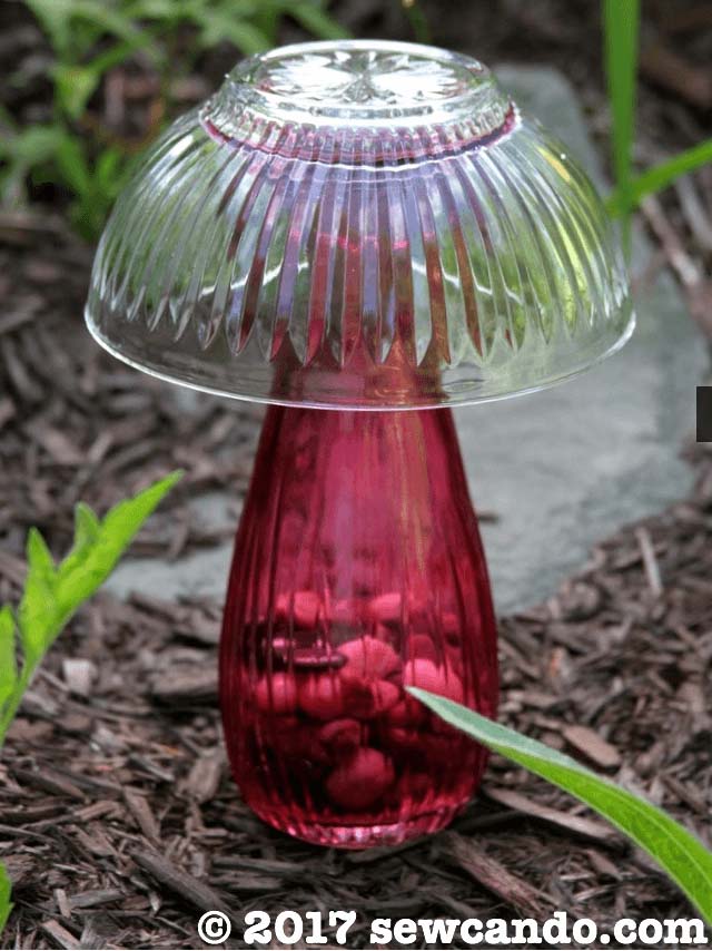 Adorable DIY Glass Mushroom Garden #diy #solar #lights #solarlight #garden #decorhomeideas