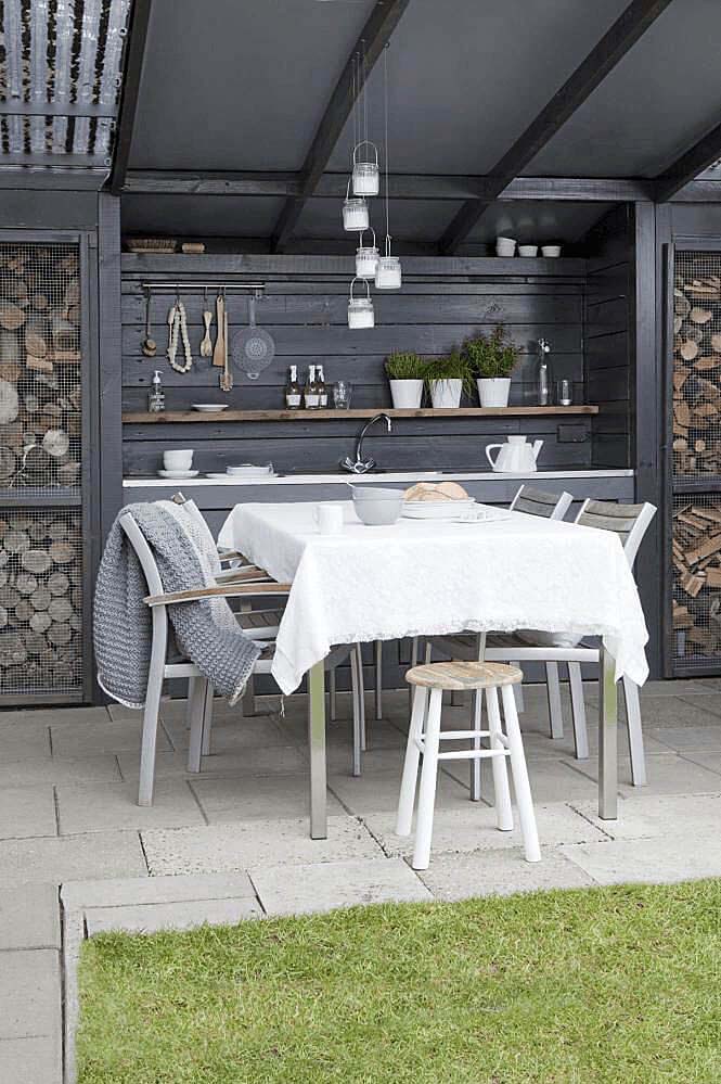 Black Painted Wood Outdoor Kitchen #outdoorkitchen #garden #ktichen #decorhomeideas