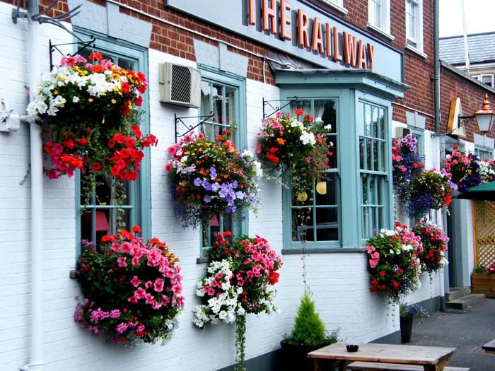 Cafe-Style Planters and Window Boxes #diy #planter #flower #hanging #garden #decorhomeideas