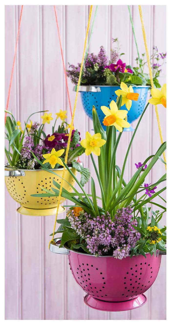 Colorful Colander Springtime Hanging Planters #diy #planter #flower #hanging #garden #decorhomeideas