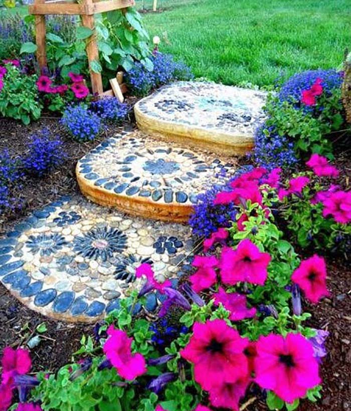 Colorful Stepping Stones for a Colorful Garden #steppingstones #garden #backyard #pathway #decorhomeideas