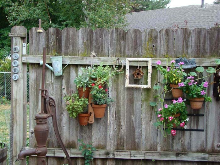 Cottage Style Hanging Fence Planters #diy #planter #flower #hanging #garden #decorhomeideas