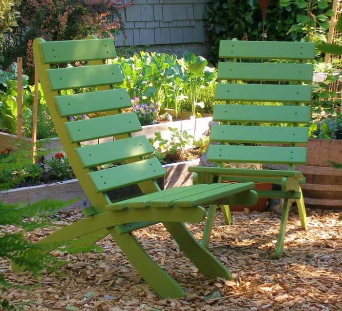 Curved Back Wooden Patio Chairs in Color #diy #backyard #projects #decorhomeideas