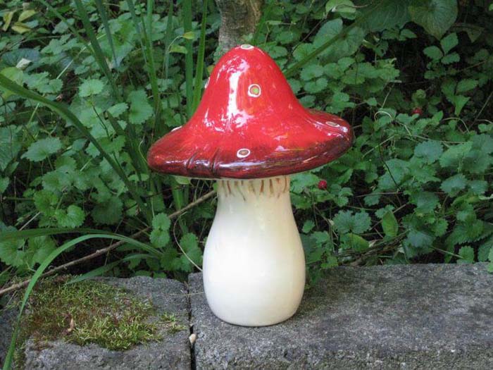 Cute Ceramic Mushroom Yard Art #diy #garden #decor #countryside #decorhomeideas