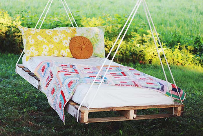 Delightful and Dreamy Swinging Pallet Bed #diy #furniture #patio #decorhomeideas