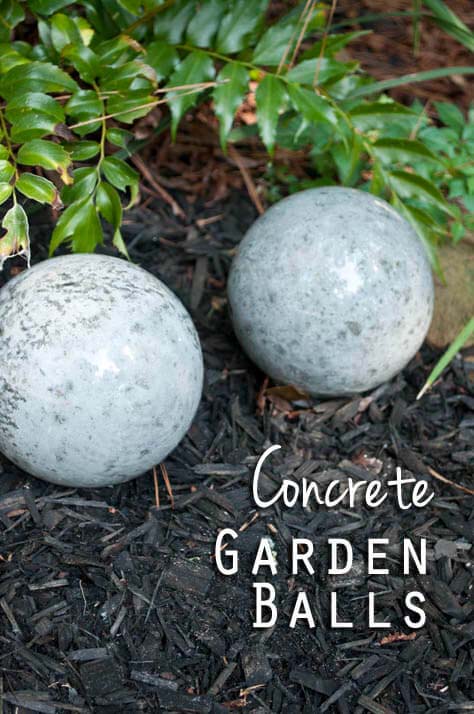 DIY Concrete Garden Balls #diy #concrete #backyard #decorhomeideas