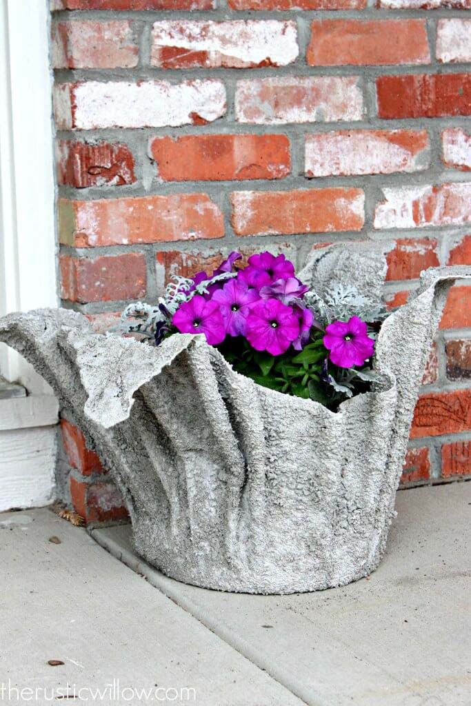 DIY Concrete Planter #diy #concrete #backyard #decorhomeideas