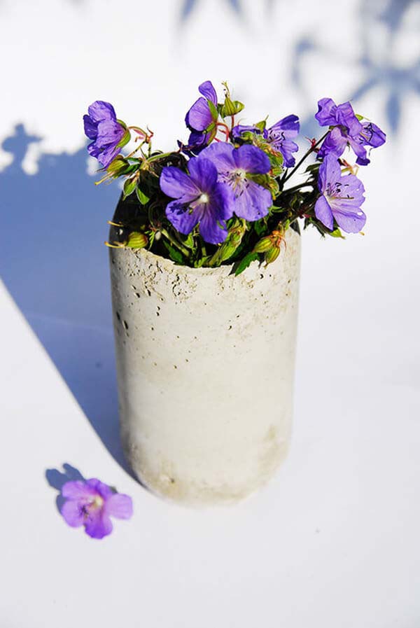 DIY Concrete Vases #diy #concrete #backyard #decorhomeideas