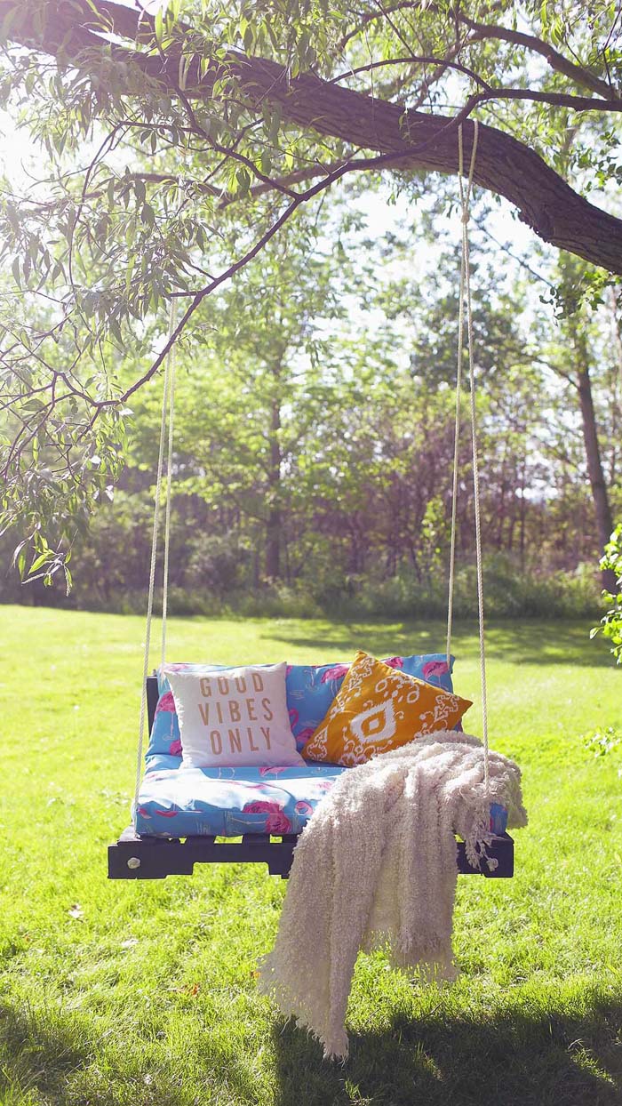 DIY Outdoor Pallet Swing #porch #swing #bed #decorhomeideas