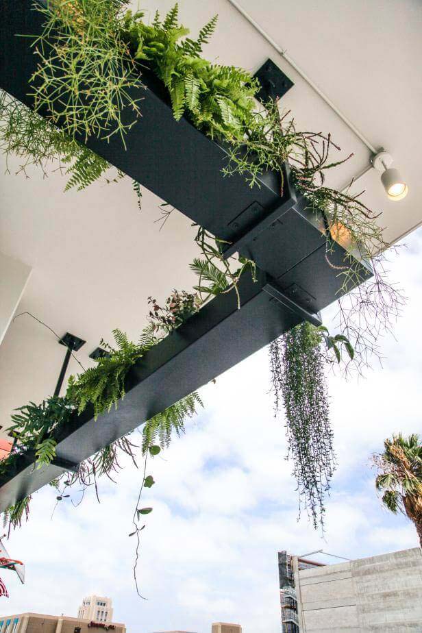 Dramatic Urban Outdoor Hanging Garden #diy #planter #flower #hanging #garden #decorhomeideas