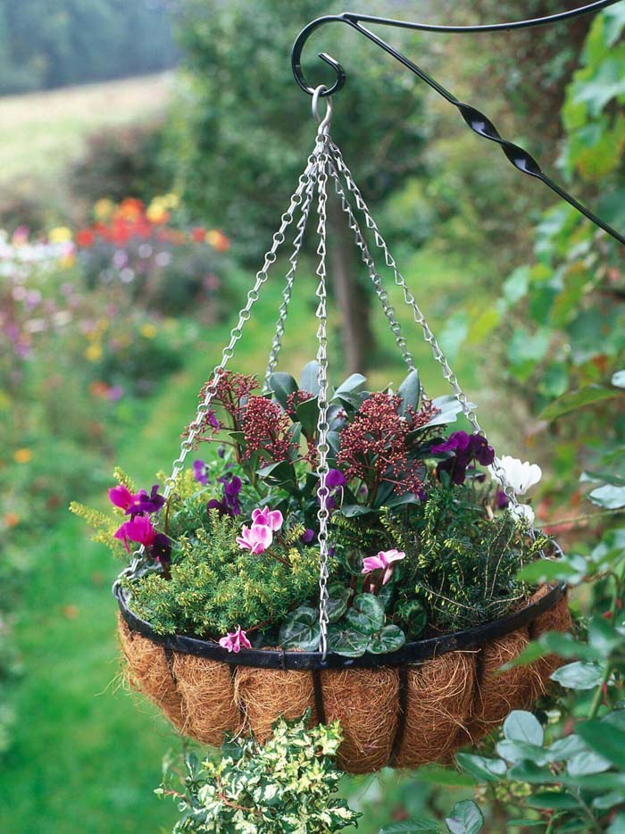 Elegant Seasonal Outdoor Hanging Basket #diy #planter #flower #hanging #garden #decorhomeideas