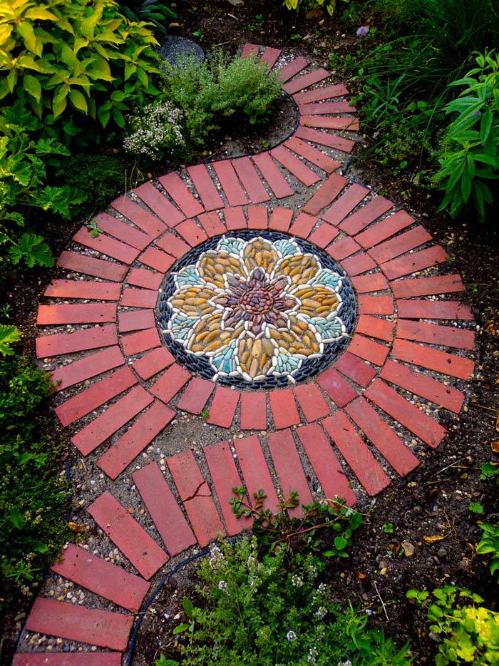 Elevate Stepping Stones into Art #steppingstones #garden #backyard #pathway #decorhomeideas