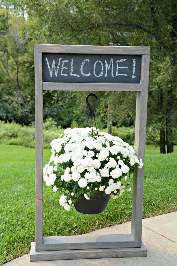 Entryway Chalkboard Sign and Hanging Planter #diy #planter #flower #hanging #garden #decorhomeideas