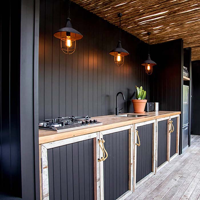 Farmhouse Style Outdoor Kitchen With Cupboards #outdoorkitchen #garden #ktichen #decorhomeideas