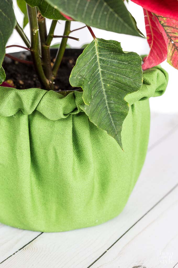 Festive Cinched Fabric Jardiniere Craft #diy #flowerpot #garden #flower #decorhomeideas