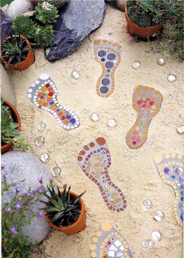 Footsteps in the Garden #steppingstones #garden #backyard #pathway #decorhomeideas