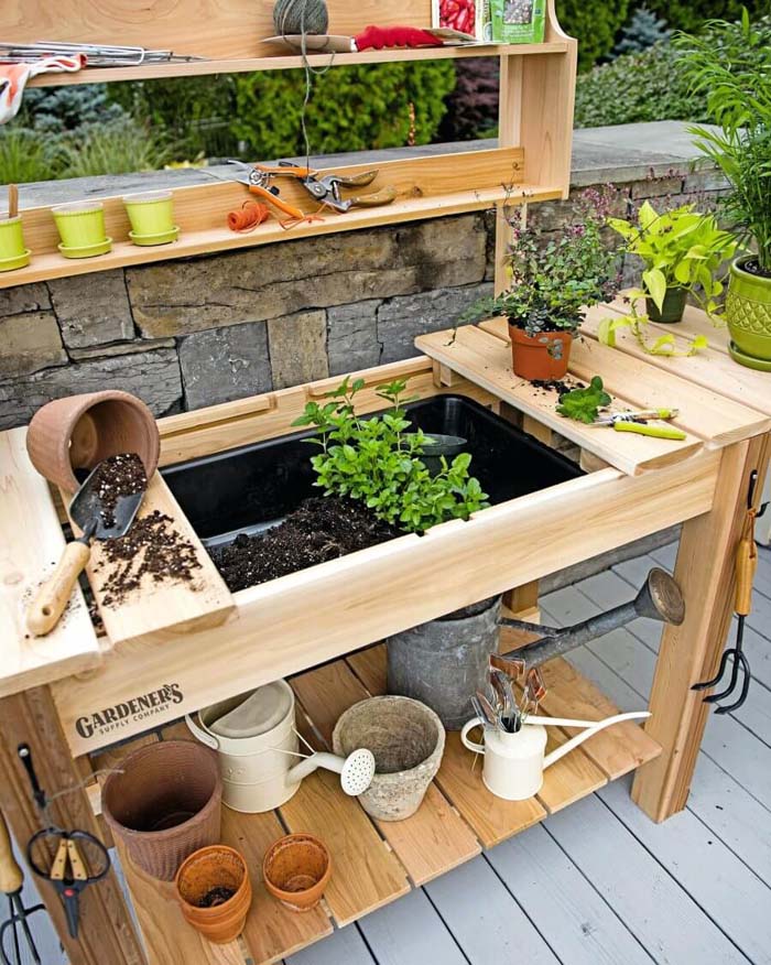 Garden Workstation with Hidden Potting Soil #diy #potting #bench #garden #decorhomeideas