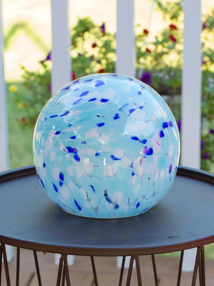 Gorgeous Glass-Blown Solar Light #diy #solar #lights #solarlight #garden #decorhomeideas